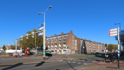 912120 Gezicht op de flatgebouwen op het Thomas à Kempisplantsoen te Utrecht, die gesloopt gaan worden om plaats te ...